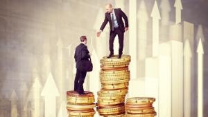 10. Finanse <br><br>Deficyt pracowników: - 9 proc. <br><br>Średnie wynagrodzenie na starcie: 2300 zł