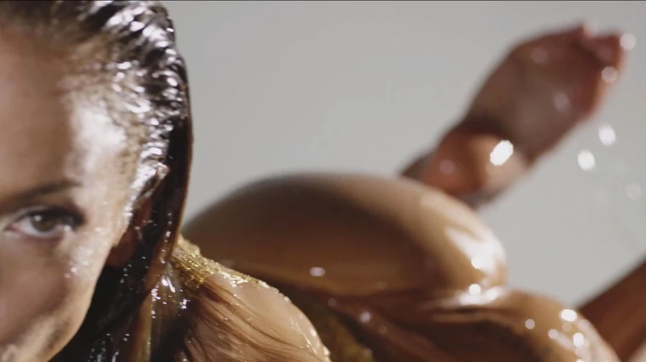 Dženiferina guza u prvom planu