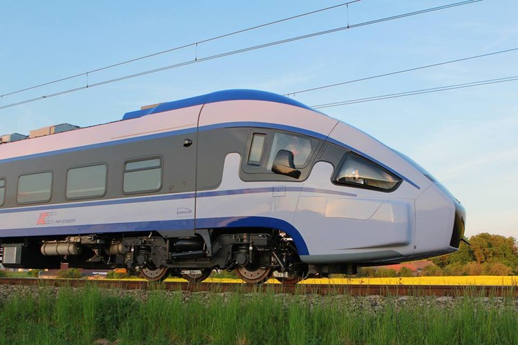 Swoim aerodynamicznym nosem Dart nawiązuje do Pendolino. Prezes Pesy Tomasz Zaboklicki zapowiadał, że pociąg posłuży do opracowania w przyszłości składu będącego polską odpowiedzią na Pendolino. Do wskoczenia na technologiczną półkę dużych prędkości, na której znajduje się pociąg Alstomu, jeszcze jednak Pesie daleko. Dart zamówiony przez PKP Intercity będzie się charakteryzował maksymalną prędkością eksploatacyjną 160 km/h, podczas gdy kupione przez PKP Intercity składy Pendolino są w stanie jeździć z pasażerami – jeśli tylko infrastruktura na to pozwala – do 250 km/h.