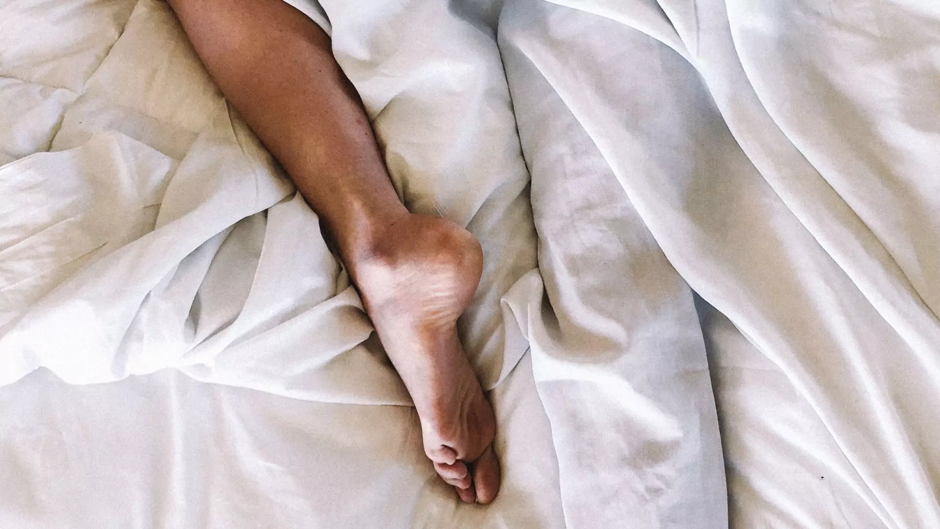 Wystawiasz stopę spod kołdry podczas snu? Powód jest istotny