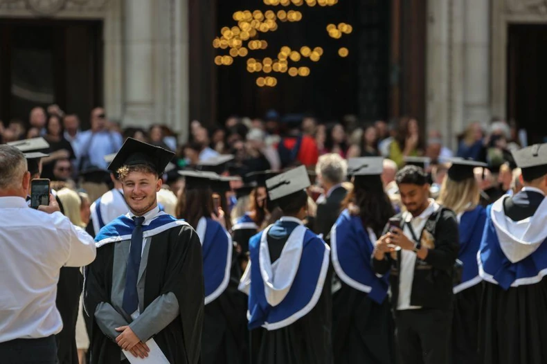 Studenti poziraju u diplomskim togama u centru Londona | Foto: Getty Images