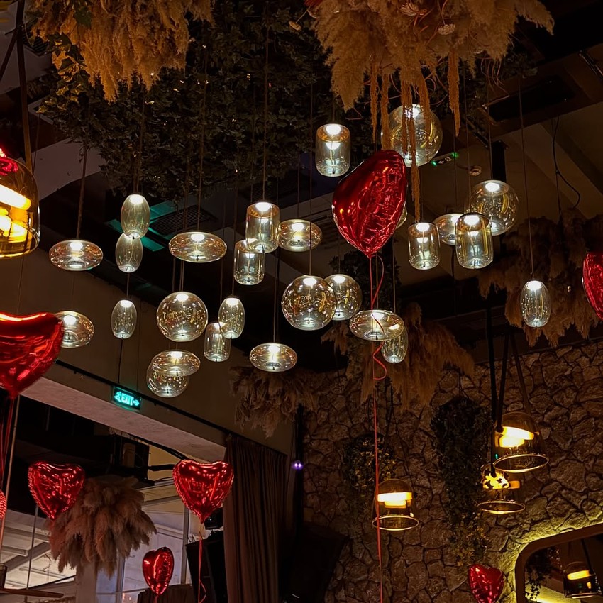 Fatalna plavuša (33) bila u braku sa ženom, a sad u vezi sa muškarcem koji je tretira kao kraljicu