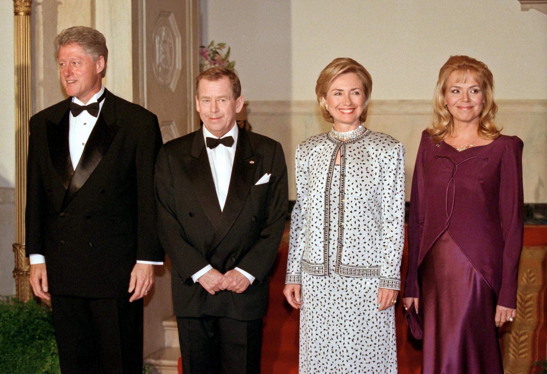 Vtedajší prezidenti Bill Clinton a Václav Havel s manželkami Hillary a Dagmar.