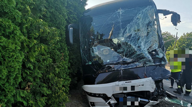 Húszan sérültek meg a Mezőörsnél péntek délután történt, halálos áldozatot is követelő balesetben /Fotó: Police.hu