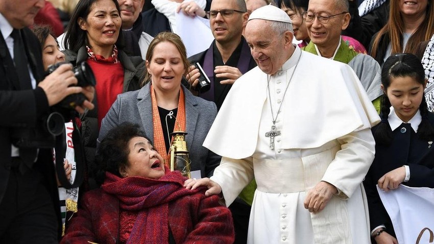Secuko Turlou, na slici sa papom, sastala se sa mnogim svetskim liderima da razgovaraju o ukidanju nuklearnog oružja | Foto: Getty Images