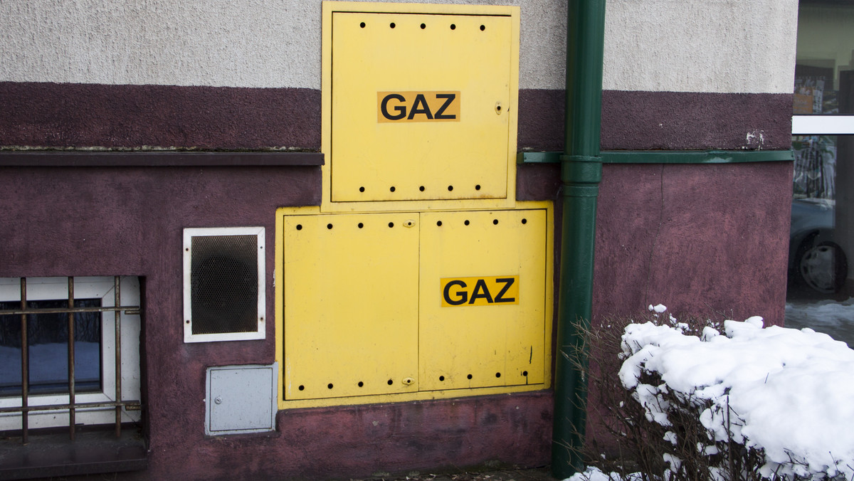 Niedaleko miejscowości Wilcza pod Gliwicami ulatnia się gaz - informuje RMF FM. W pobliżu nie znajdują się żadne budynki mieszkalne, nie ma więc potrzeby przeprowadzenia ewakuacji. Teren jest zabezpieczany przez straż pożarną, policję i pogotowie gazowe.