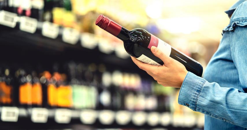 49 proc. Polaków popiera zakaz sprzedaży alkoholu na stacjach benzynowych