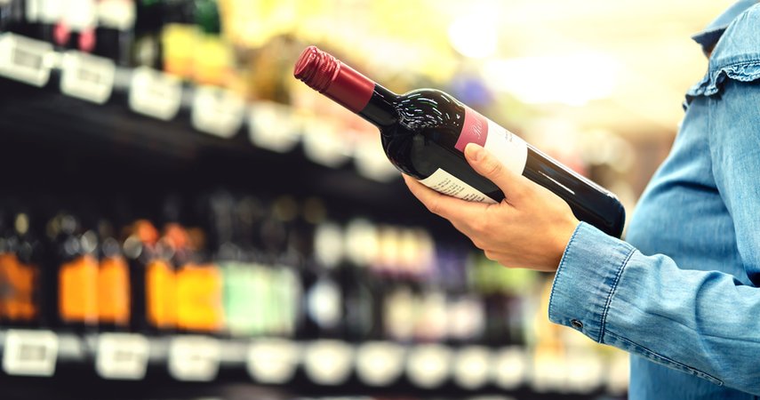 49 proc. Polaków popiera zakaz sprzedaży alkoholu na stacjach benzynowych