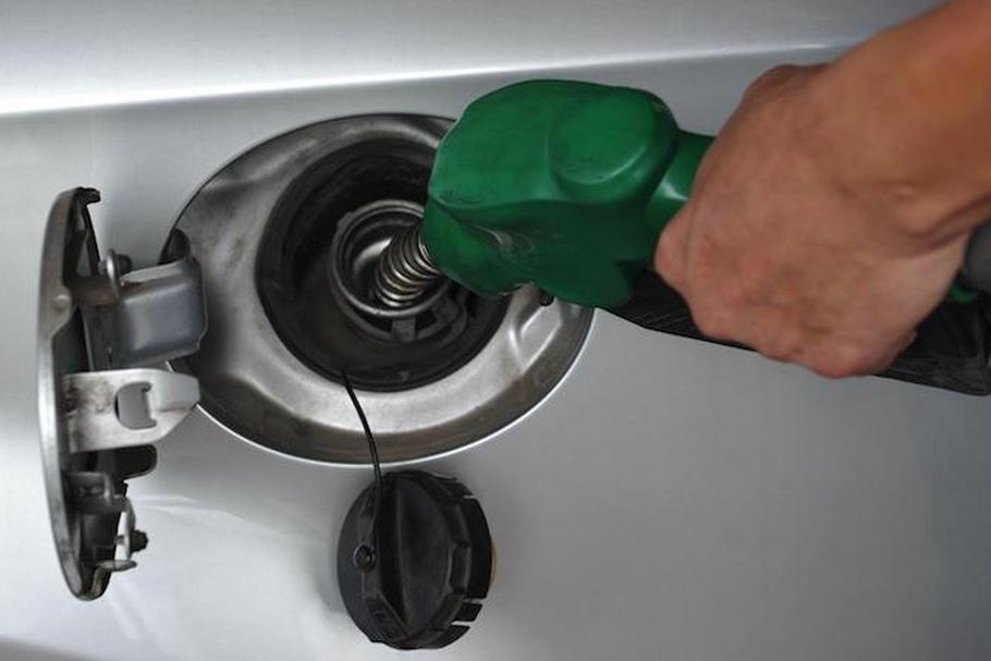 Średnia cena litra benzyny Pb95 spadła już poniżej 5 zł za litr