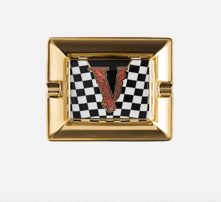 Aschenbecher mit Schachmuster und V-Logo von Versace Home für 296 Franken.