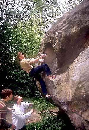 <I>Tomasz Oleksy na bulderze </I>Przyczajony Tygrys <I>SD V6 (7a Fb), Kamieniec (fot. Rafał Nowak) </I>