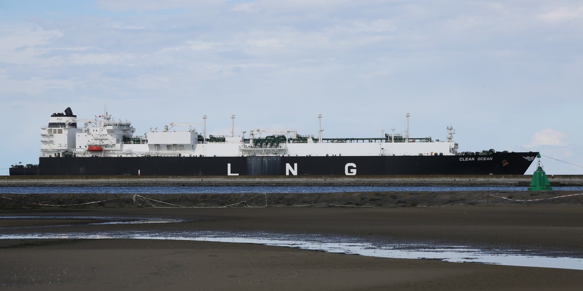 Gazowiec z pierwszym amerykańskim LNG doplynął do Polski