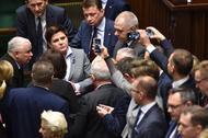 poslowie opozycji blokuja mownice w gescie solidarnosci przeciwko wykluczeniu posla Szczerby (PO) z