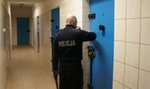 Połamał policjantowi palec, musieli go spiąć pasami 