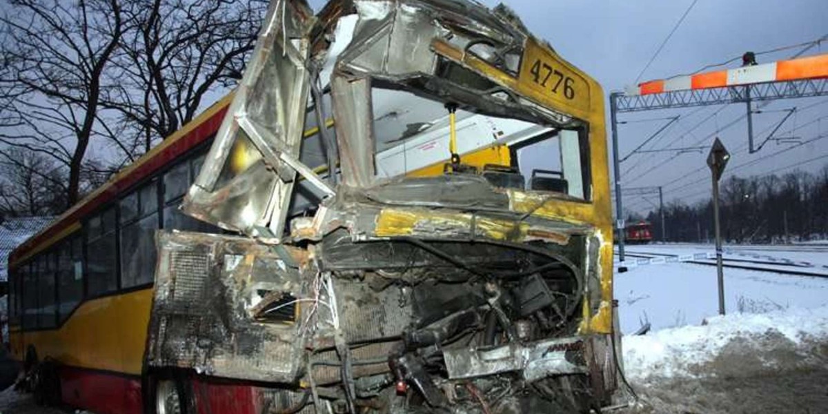 Wypadek autobusu i pociągu