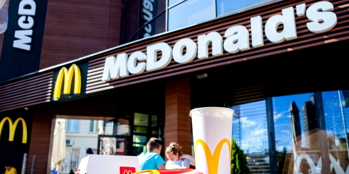 McDonald’s nawiązał współpracę z firmą Crocs produkująca popularne sandały. 