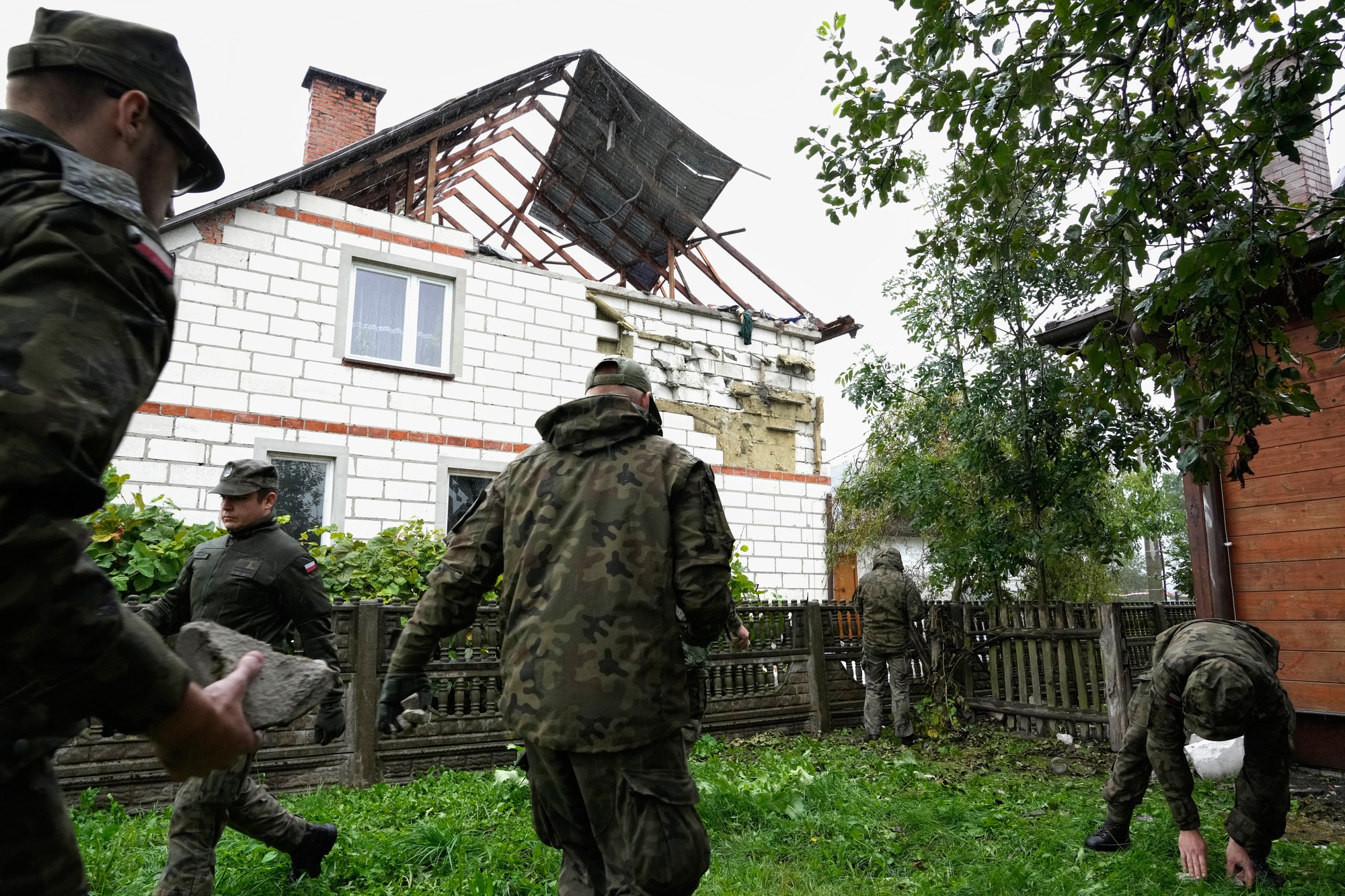 V poľskej obci Wyryki zasiahla rodinný dom raketa. 