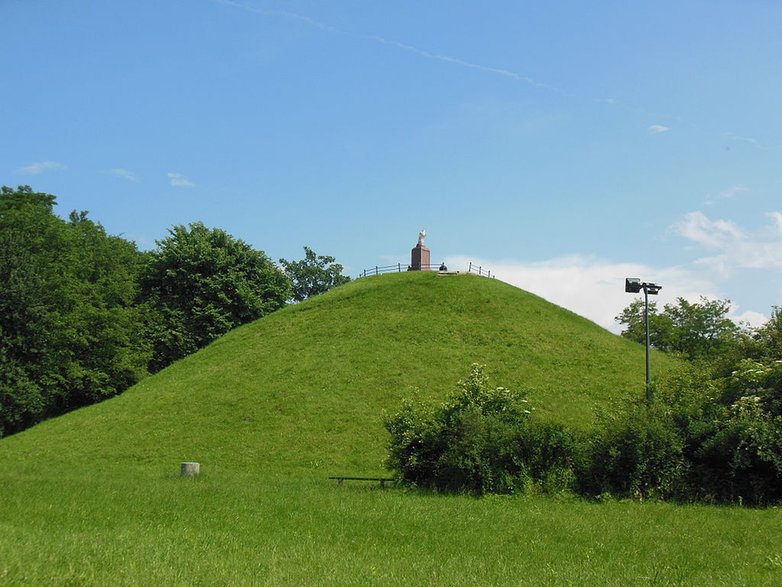 Widok od północy na kopiec Wandy (fot. Mach240390) (CC BY 3.0)