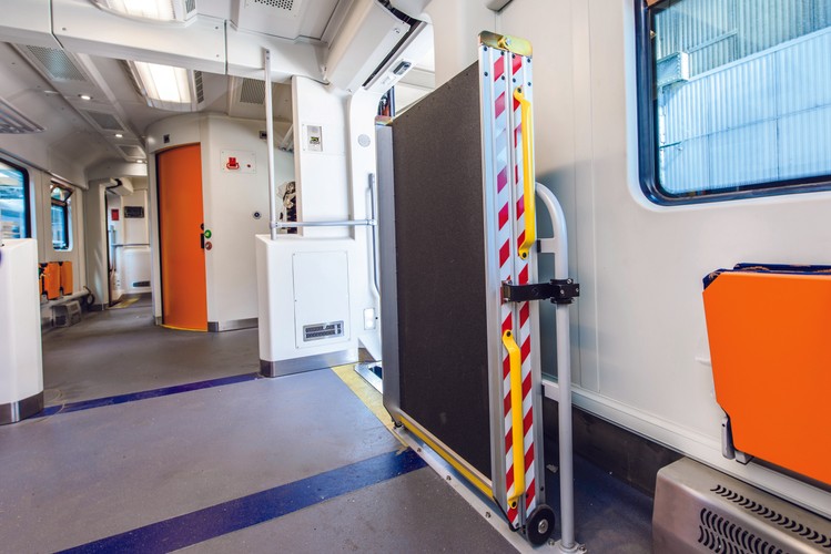 Nowoczesny system klimatyzacji, stały monitoring przestrzeni, zintegrowany system informacji pasażerskiej i pokładowej oraz szereg udogodnień dla matek z dziećmi i osób niepełnosprawnych sprawią, że podróż będzie przebiegać w bardzo komfortowych warunkach. Dobór kolorystyki, materiałów i rozwiązań dla wnętrza przygotowano z niezwykłą starannością, mając na uwadze nie tylko funkcjonalność składu, ale także wygodę podroży. Precyzyjne wygłuszenie pojazdów, przy użyciu materiałów wysokiej jakości, podnosi komfort akustyczny podróżujących. Konstrukcję nowych siedzeń opracowano przy współpracy z zespołem lekarzy ortopedów. W czołowej części każdego z pociągów, w zakresie drzwi bocznych zamontowano dwa pomosty umożliwiające swobodny wjazd do pojazdu osobom poruszającym się na wózkach inwalidzkich.