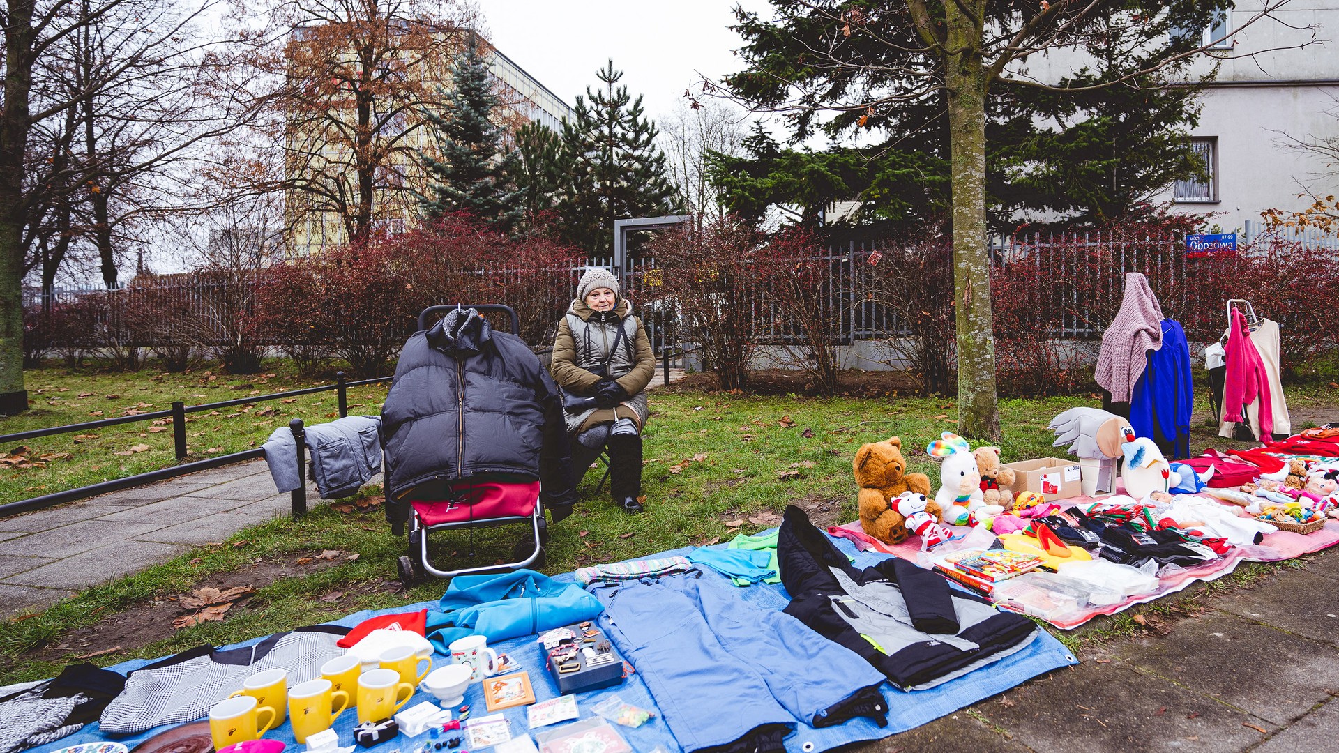 Pani Teresa ma na stoisku pluszowe misie, książeczki dla dzieci, damską kurtkę i rękawiczki. Dostała to wszystko od córki i zięcia.