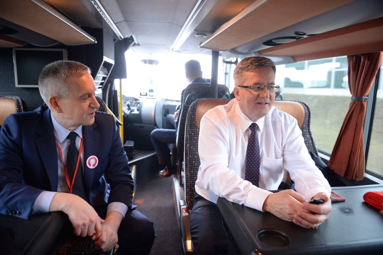 Ubiegający się o reelekcję, prezydent Bronisław Komorowski i szef sztabu Komorowskiego, Robert Tyszkiewicz wyruszają 'bronkobusem' w dwutygodniowy objazd po Polsce