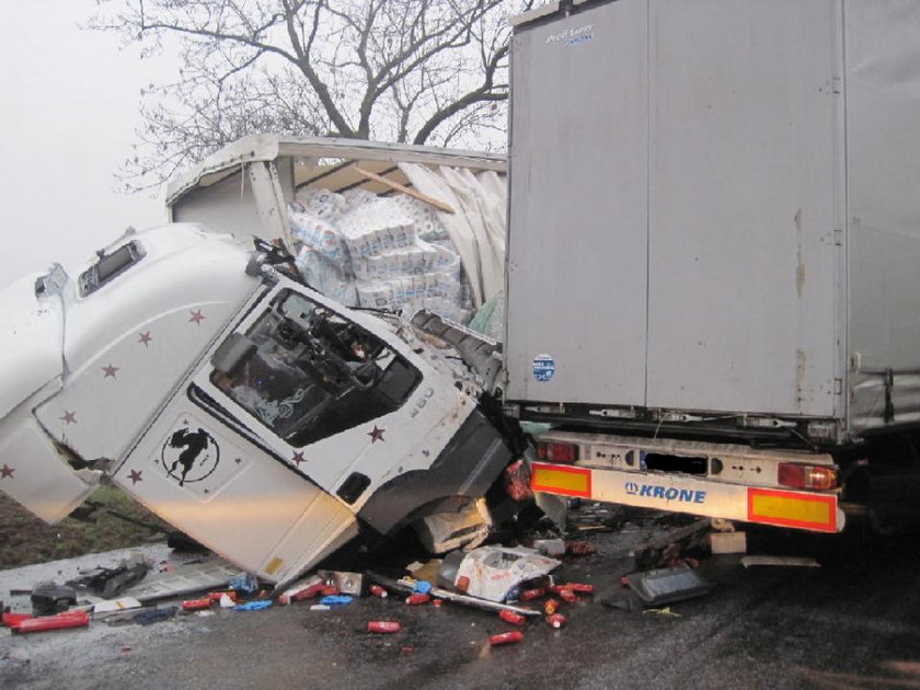 Zderzenie trzech TIR-ów. Kierowcy ciężko ranni