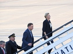 Gigantyczny orzeł na piersi... Agata Duda nie zdążyła się przebrać przed wylotem z Łotwy? FOTO