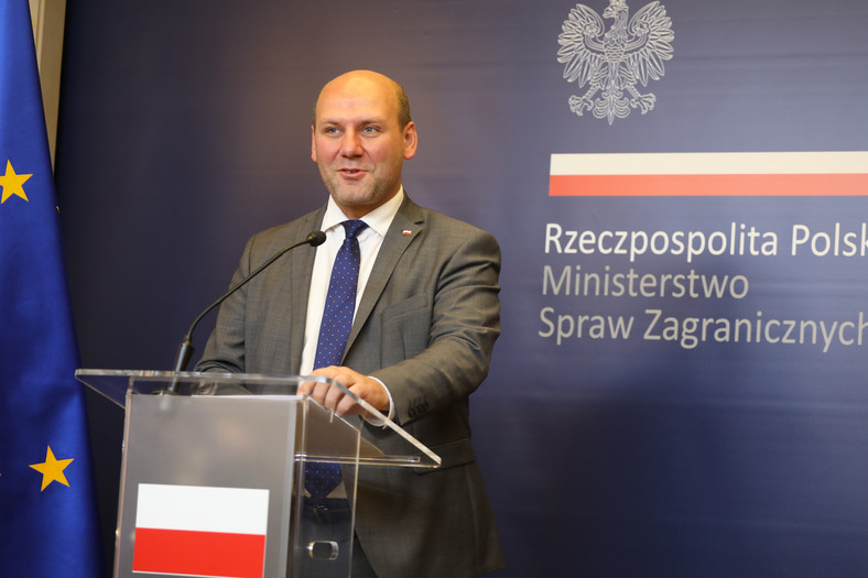 Szymon Szynkowski vel Sęk podczas briefingu prasowego (09.10.2020).