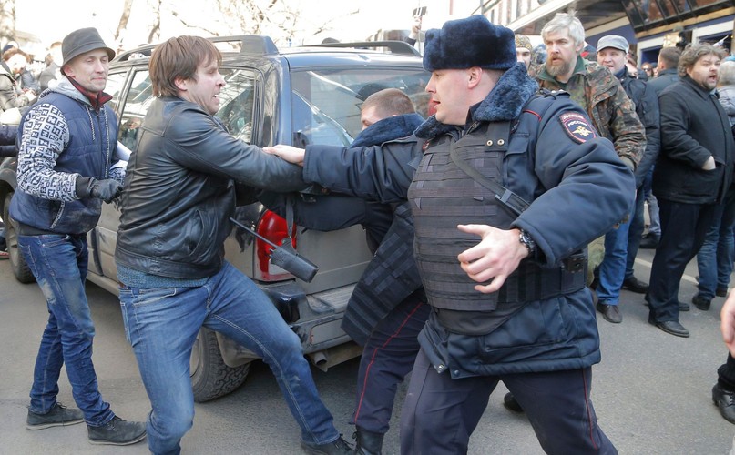 Milicjanci walczą z protestującymi