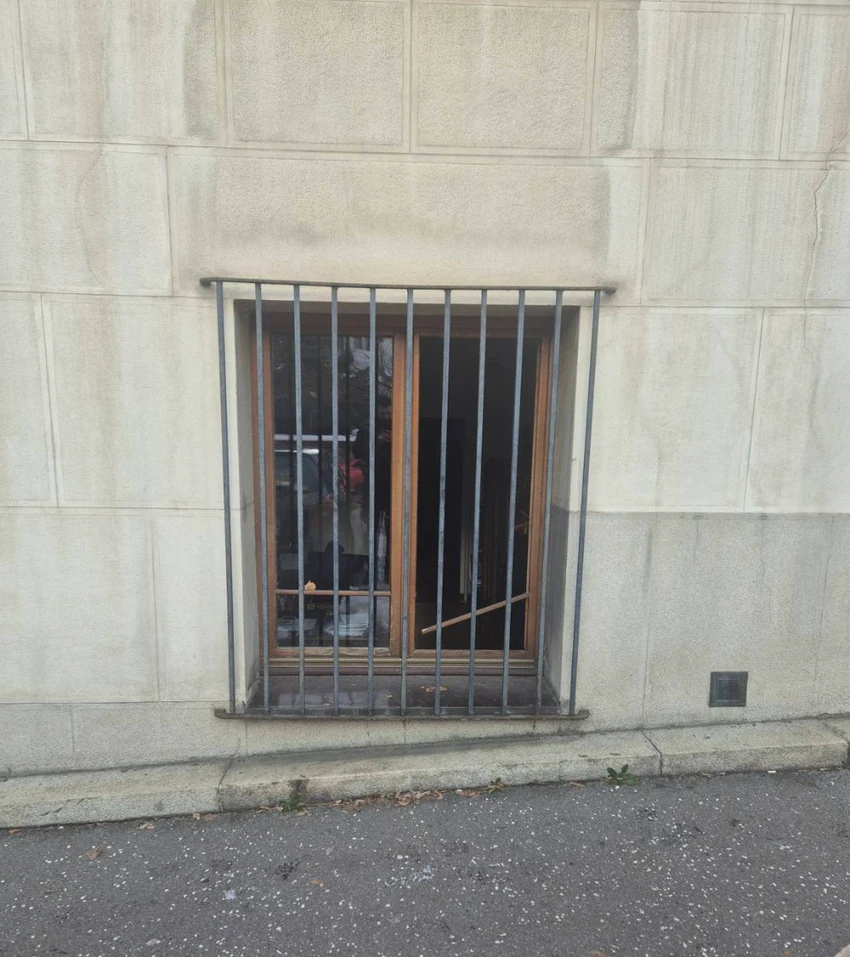 Slomljeno staklo na vratima crkve i prozor