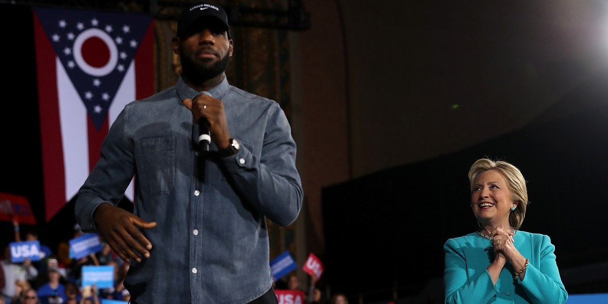 Hillary Clinton oraz koszykarz LeBron James podczas kampanii w Cleveland