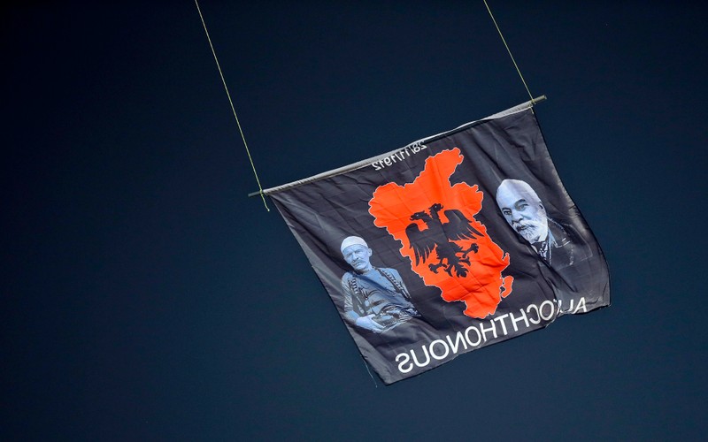 Skandal na meczu w Belgradzie. Zdalnie sterowany obiekt latający z flagą wywołał awanturę