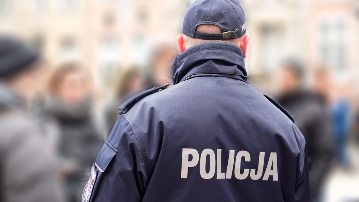 Policja zatrzymała 20-latka, który palił marihuanę na podwórku jednej ze szkół podstawowych w Opolu. 20-latek w plecaku miał ponad 20 gramów konopi - w swoim mieszkaniu kolejne 100 gram. Grozi mu teraz kara do 3 lat więzienia.