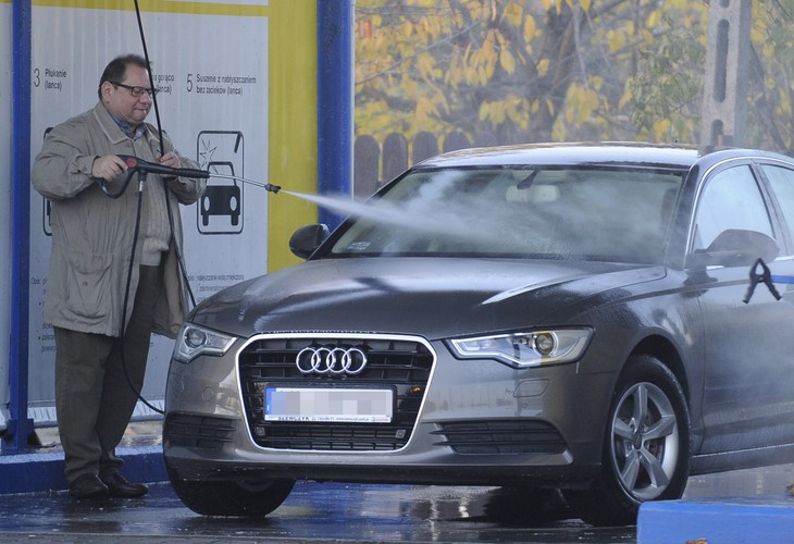 Ryszard Kalisz myje swoje audi A6