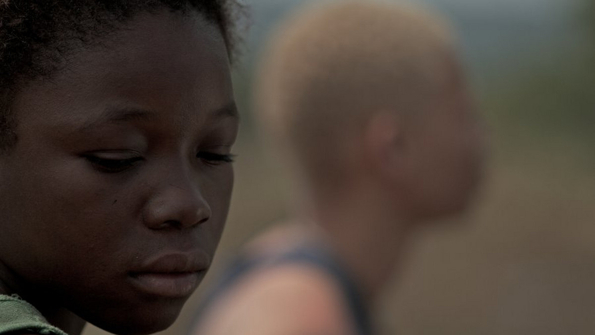 Film dotyka problemu afrykańskich dzieci, porywanych i zmuszanych przez antyrządowych rebeliantów do bratobójczej walki, a to temat, który można łatwo wykorzystać do jeszcze jednej postkolonialnej narracji o tym, że Afryka to wojna, głód i epidemia AIDS. Na szczęście "Wiedźma wojny" nie udaje dokumentu.