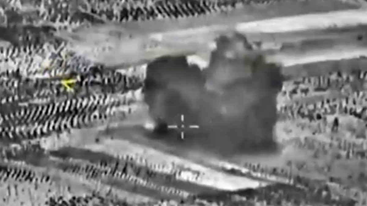 Rosyjskie siły powietrzne w ciągu ostatniej doby zaatakowały w Syrii dziewięć celów, niszcząc m.in. centrum dowodzenia terrorystów i podziemny bunkier niedaleko miasta Rakka, uznawanego za stolicę Państwa Islamskiego (IS) - podały władze w Moskwie. Rosja prowadzi naloty w Syrii od środy.