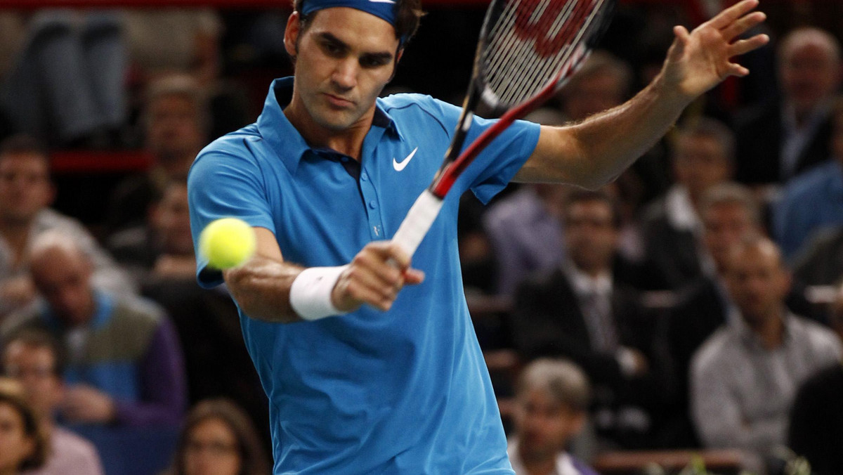 Obrońca tytułu Roger Federer pokonał Jo-Wilfrieda Tsongę 6:2, 2:6, 6:4 w meczu otwierającym zmagania w grupie B ATP World Tour Finals (z pulą nagród 5,07 mln funtów) w Londynie.