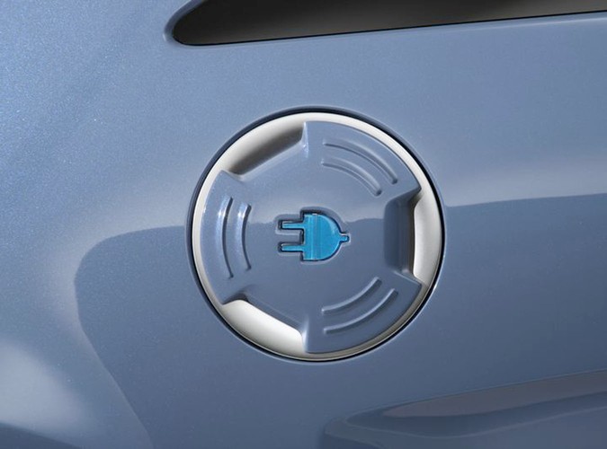 Nadwozie zbudowano na aluminiowej ramie przestrzennej. Mało tego, tylne zawieszenie także jest z lekkiego aluminium. Inżynierowie uzyskali bardzo dobry rozkład mas (50 proc. przód - 50 proc. tył), gdy dodali do tego silnik i przetwornik prądu, które siedzą pod bagażnikiem. Samochód łącznie z bateriami waży zaledwie 940 kg