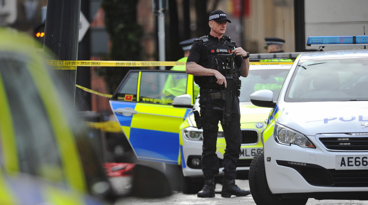 Gépfegyveres rendőr a Manchester belvárosában levő Arndale Centre bevásárlóközpontnál, ahol egy férfi öt embert megkéselt október 11-én. A negyvenes éveiben járó gyanúsítottat elektromos sokkolóval ártalmatlanították és őrizetbe vették, az áldozatokat kórházba vitték /Fotó: MTI/EPA