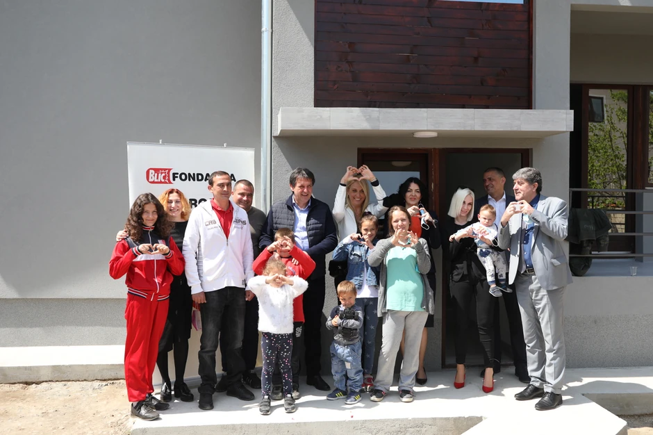 Osmočlana porodica Vukić iz sela Mramor kod Niša dobila je novi dom, šestoro dece sada živi mnogo lepši i lakši život