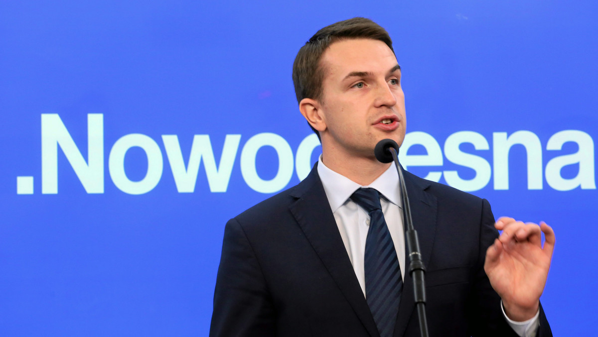 Wszyscy ministrowie, na czele z premier Beatą Szydło, powinni zostać wyrzuceni z rządu; oni wywołują politowanie i śmiech - ocenił poseł Nowoczesnej Adam Szłapka. W jego ocenie, prezes PiS Jarosław Kaczyński powinien "przestać się bać" i stanąć na czele rządu.