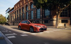 Oto Toyota Corolla 2025. Nowy styl i zmiana w silnikach. Ile kosztuje?
