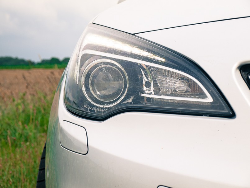 Nie ma co się oszukiwać najpiękniejszym autem w ofercie Opla jest cascada. W dodatku samochód jest produkowany tylko w polskiej fabryce General Motors w Gliwicach. Kabriolet powstał na płycie podłogowej nowej astry, jednak jak to bywa w przypadku auta z otwieranych dachem, konstrukcję należało dodatkowo wzmocnić, a co za tym idzie obciążyć. Pomimo lekkiej konstrukcji miękkiego dachu, który waży jedynie 50 kilogramów (dach wraz z mechanizmem) podstawowa wersja cascady waży ponad 1600 kg. Golf kabrio jest lżejszy o prawie 300 kg, ale też prawie pół metra krótszy...