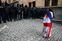 Wojna o "rosyjską ustawę" w gruzińskim parlamencie. W ruch poszły pięści [WIDEO]