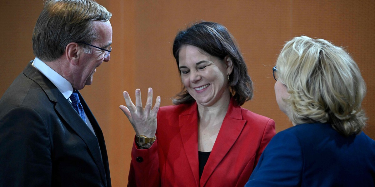 Niemiecki minister obrony Boris Pistorius w rozmowie z minister spraw zagranicznych Annaleną Baerbock i minister gospodarki Svenją Schulze.