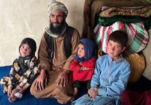 Abdul Rašid Azimi kaže da je spreman da proda jednu od njegovih ćerki da bi mogao da prehrani ostalu decu | Foto: Imogen Anderson/BBC