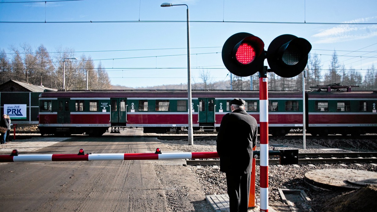 Zachowujmy wyjątkową ostrożność na przejazdach kolejowych – apelują opolscy policjanci z drogówki. Nadal zdarzają się wypadki, ale przede wszystkim kolizje, i to częściej na przejazdach strzeżonych. W 2012 roku doszło do 40 zdarzeń na przejazdach, natomiast w ubiegłym roku 22. W ostatnich dwóch latach w województwie opolskim nie doszło do śmiertelnych zdarzeń.