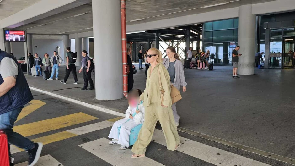 Nataša Bekvalac sa ćerkom na aerodromu