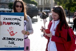 Protest na Rynku Głównym w Krakowie pod hasłem Zatrzymać plandemię. 