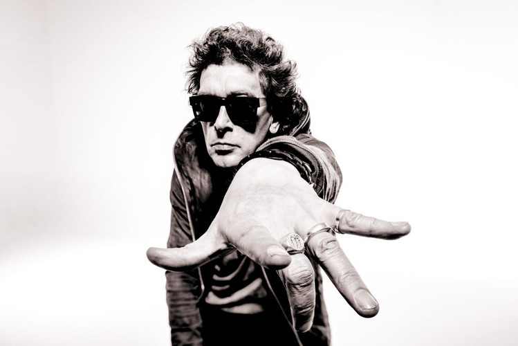 Janusz Panasewicz na zdjęciach z sesji do albumu 'Fotografie'